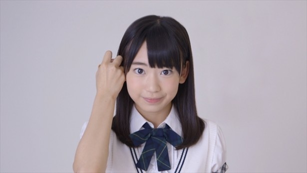 「わたしの耳が…」と言って、自分の耳の辺りに手をかざすと