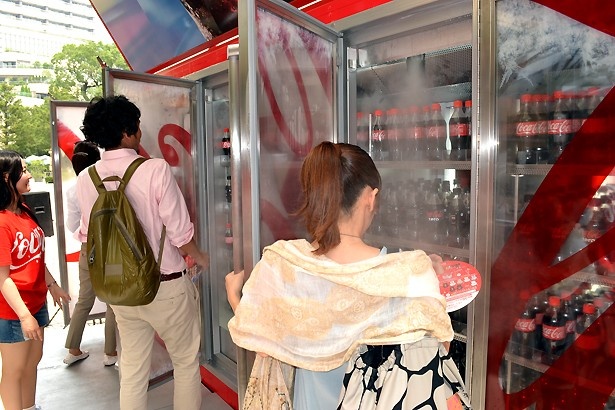 扉を開けると冷気が噴出する仕掛けになっている