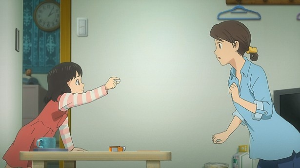 キャラメルを手にした少女。お母さんには彼女が見えないようだ