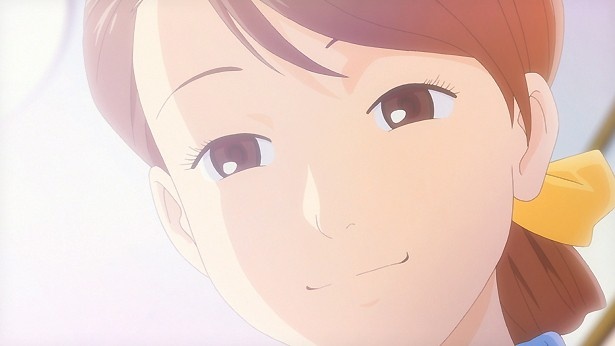 優しく微笑みかけるお母さん