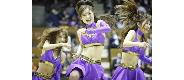 応援する美女・アパッチダンスチームも見逃せない