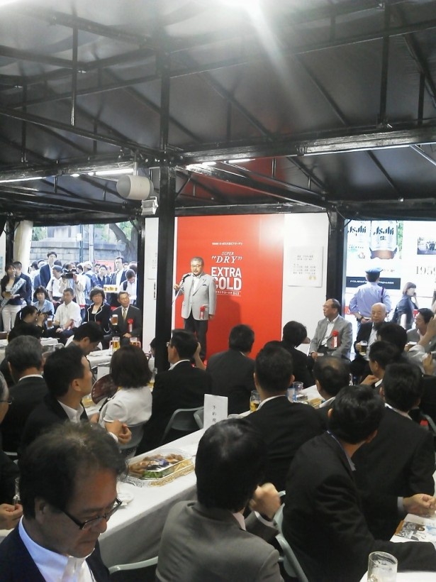 札幌市の上田市長によるセレモニーの挨拶と、元ふきのとうの山木康世氏作『ブラボー札幌』が流れて乾杯となった
