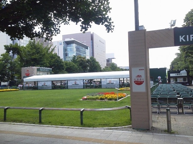緑豊かな公園でさわやかな青空の下ビールを楽しみたい