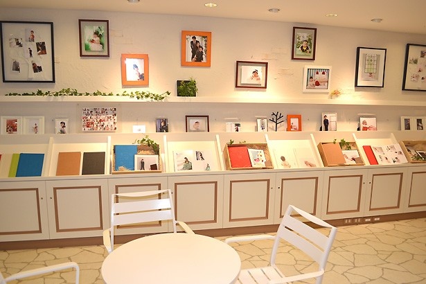 写真やアルバムのサンプルも展示