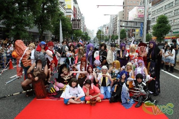 各国の代表コスプレイヤーたちがレッドカーペットに集結