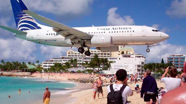 【写真を見る】頭上すれすれを飛行機が飛ぶビーチなど、とんでもスポットが満載！