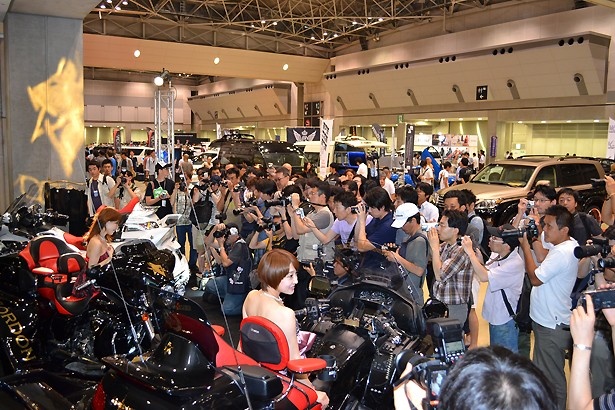 オープン早々、会場内はものすごい熱気に包まれた