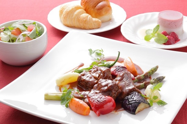 道の駅 やぶ温泉 但馬楽座の但馬牛ビーフシチューセット（2000円）時間をかけて煮込んだ但馬牛を味わおう！