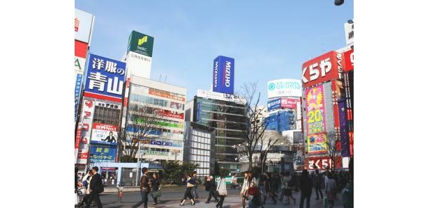 デパートや電気店など、多くのビルが混在しているのも新宿の魅力