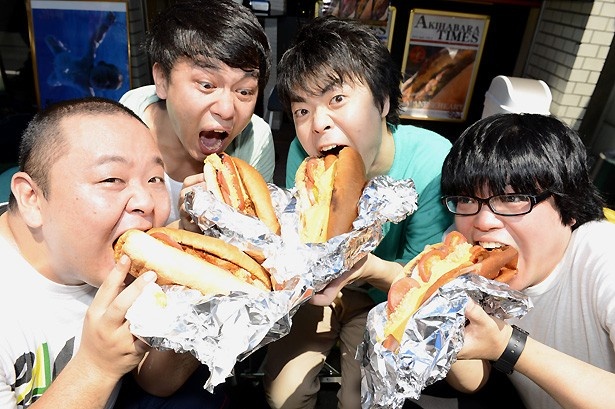 ソーセージや納豆がたっぷり入ったホットドッグを丸かじり