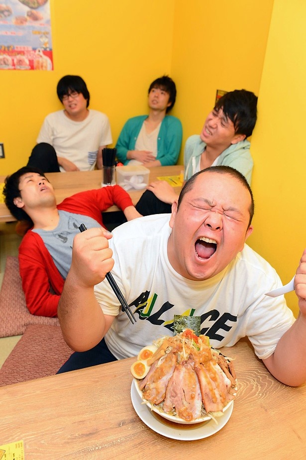 他のメンバーをよそに、ラーメンにがっつく赤羽