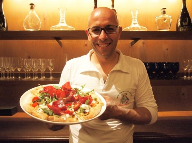 イタリア・シチリアより来日しピッツァパフォーマンスを披露するパスカリーノ・バルバッソ氏。