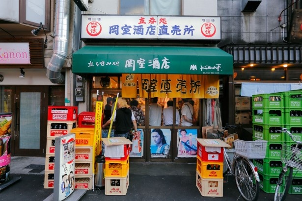 店内が満杯で入れないときは表に特設テーブルが設置される「岡室酒直売所」