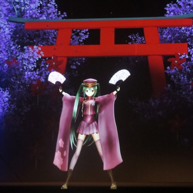 華麗なダンスと迫力の歌を披露
