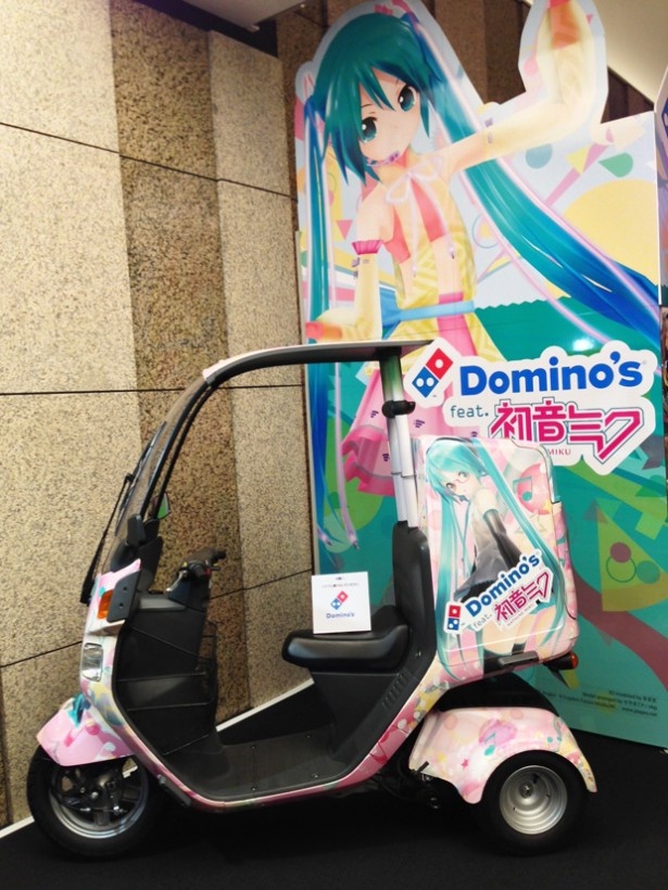 初音ミクがラッピングされた「ドミノバイクfeat.初音ミク1号車 痛バイク」が関西初公開！