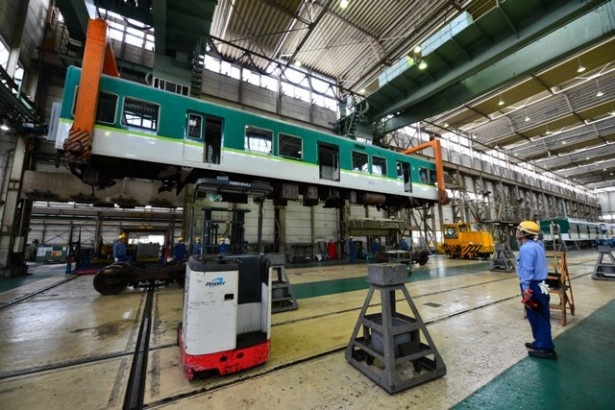 車体をクレーンで高く持ち上げて分解する工程は、車両工場見学のハイライト！