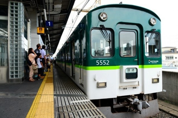 「回送」の表示の電車に乗り込み、いざ車両基地へ。