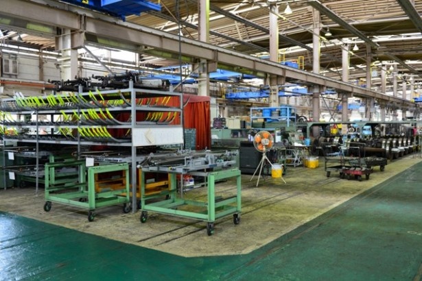 車両工場の内部は、機械職場（写真）、車輪職場、台車職場、回転機職場等、装置によって分かれている。