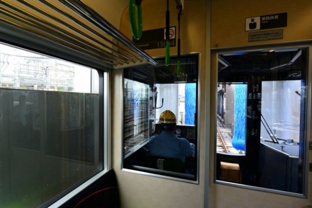 洗車される車両に乗り込んで見学。
