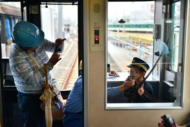 車掌体験では、車内アナウンスを体験できる。子どもは制服・制帽を着用して記念撮影も。