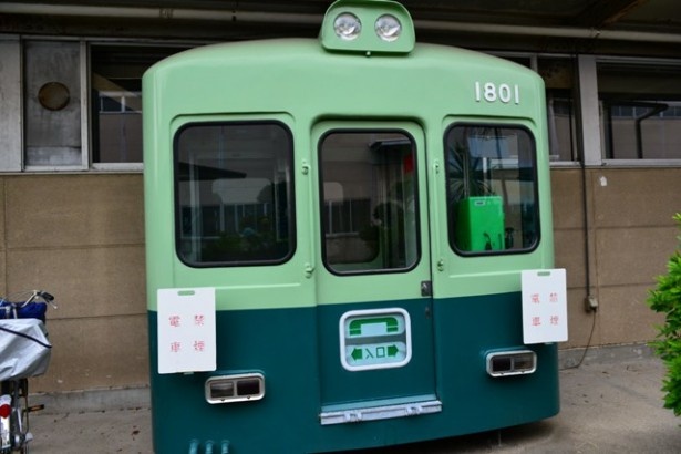おなじみの電車の廃車両を、電話ボックスにリサイクル！