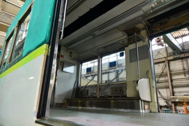車両内部も分解された状態に。