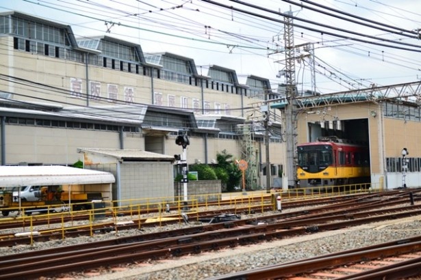 車両工場の外観。この夏休みプランと年に数回あるイベントなど、限られた機会のみ見学できる。