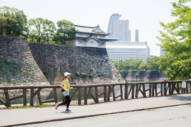 大阪城公園の濠の外側を走る外周コース