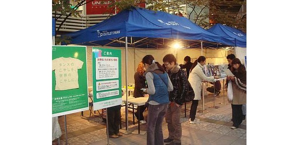 いらない衣料品を持ち寄れる「エコハロー！衣料支援プロジェクト」（昨年秋、三井アウトレットパーク大阪鶴見での様子）