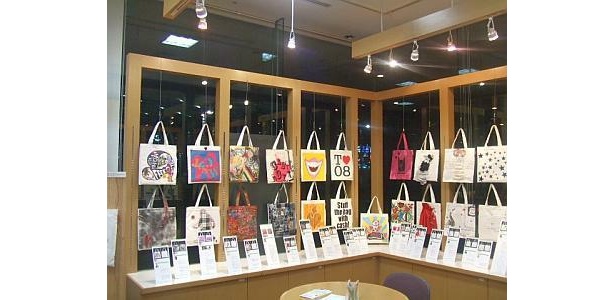 著名人が描いたトートがズラリ並ぶ（写真は昨年の様子）