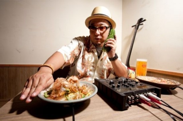 【写真を見る】選曲＆監修を務めたDJ SASAとこれまでの「島ガール」展開