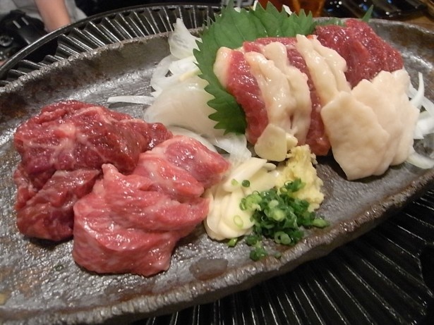 【写真を見る】全く臭みのない新鮮な「極上馬刺盛り」