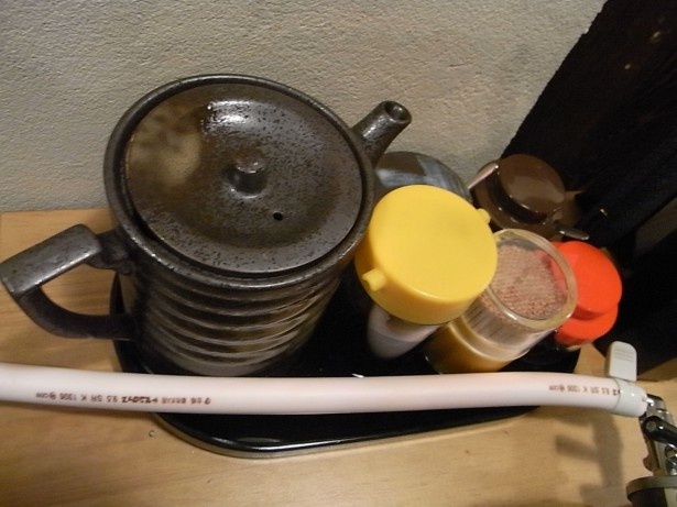 黄色いフタの容器には馬刺用九州醤油、陶器製の容器には焼肉用酢ダレが