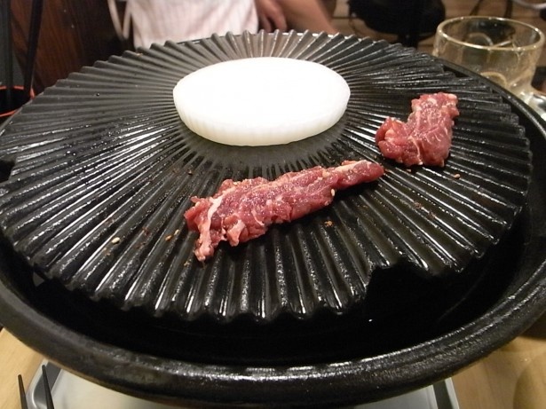 鉄板の中央は最も熱くなるので、玉ねぎを置くのがミソ