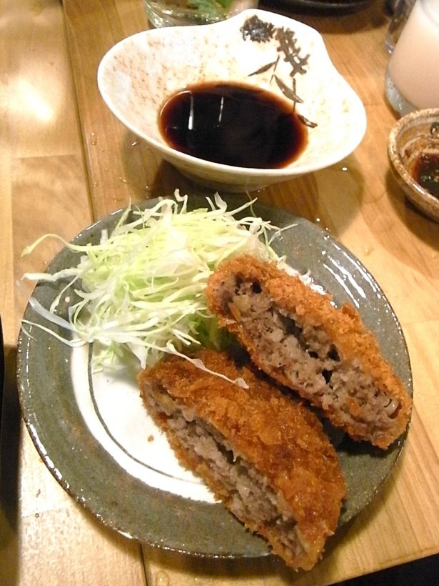 ジューシーだがしつこくない「桜メンチカツ」(250円)など馬肉をつかったサイドメニューもある