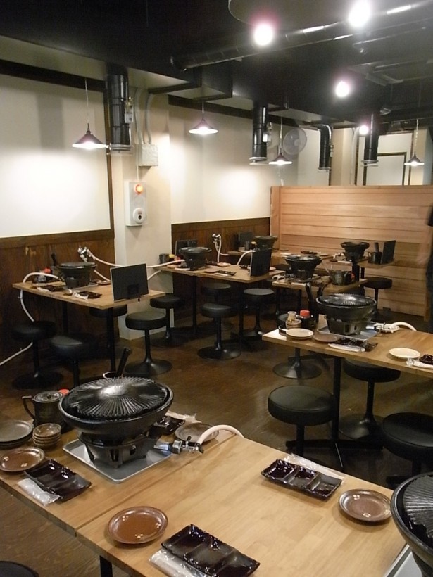 落ち着いた照明の中、ざっくばらんに楽しめる店内