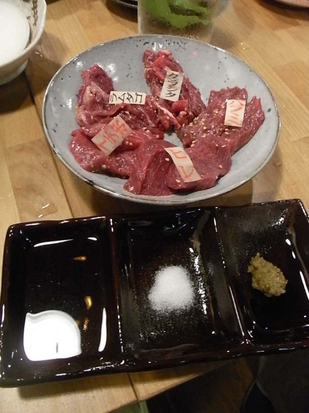 5品目の馬肉が入った焼肉盛り合わせは特別に一人前を用意