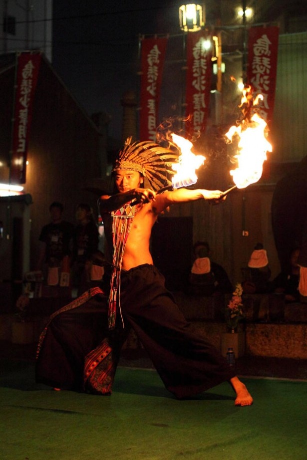 ファイヤーダンスなどのステージイベントを日替わりで(火曜はステージイベントは休み)