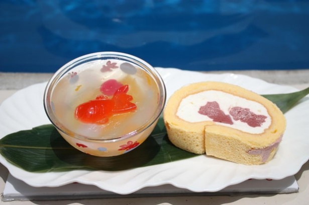 水族館内の「カナロア カフェ」で販売の金魚ゼリーとロールケーキ(セットで650円)