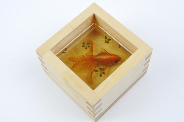 深堀氏の作品「金魚酒 新夕(にいゆ)2012」