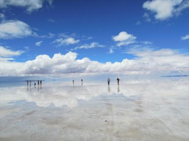 【写真を見る】絶景！ボリビアのウユニ塩湖