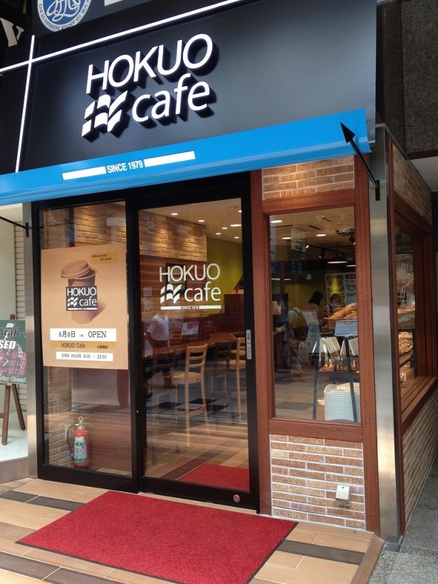 心斎橋駅すぐの好立地。木のぬくもり感じる店内でゆっくりくつろげる。