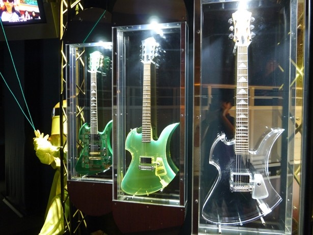 hideが私用していたギターが多数展示。個性的なギターはどれも見ごたえ充分