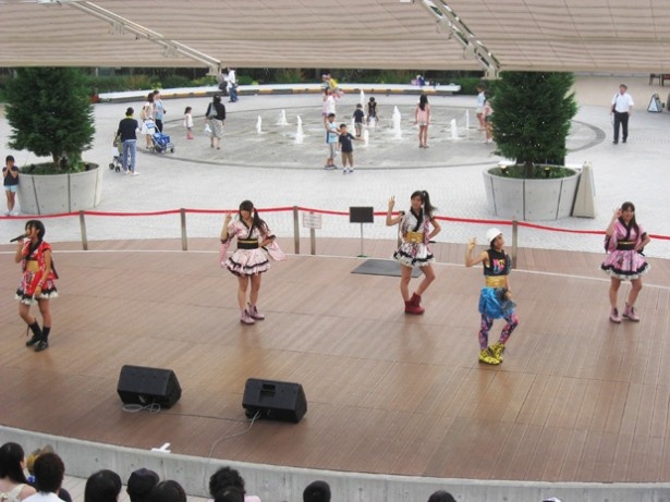 阪急西宮ガーデンズでミニライブ！この日は3曲披露！