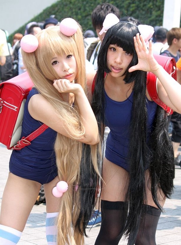 コミケのの風物詩“コスプレイヤーの撮影大会”が行なわれているコスプレ広場も大混雑！