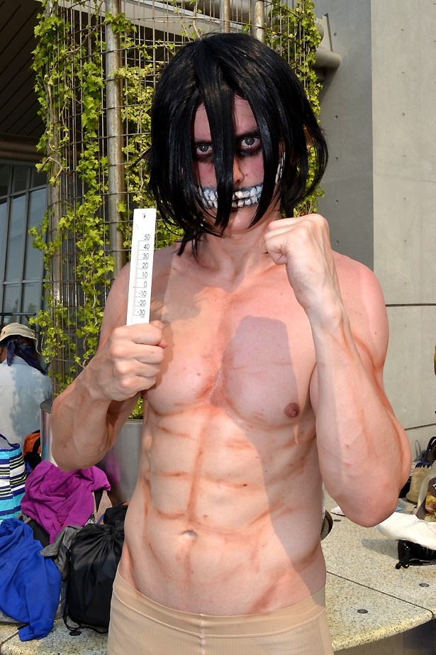 【写真を見る】セクシー美女と共に「進撃の巨人」のあのキャラも気温観測！