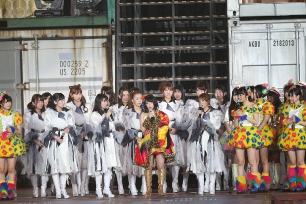 MCで第一声を奪ったNMB48の小谷里歩（中央）