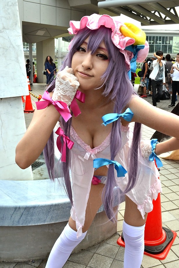 【写真を見る】コスプレ美女の美巨乳＆美尻に視線も釘付け！