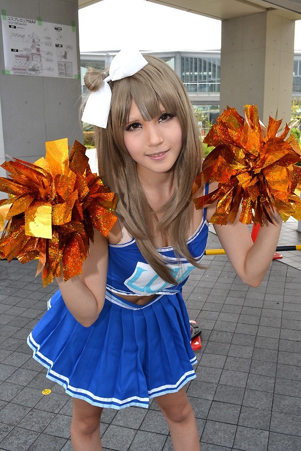 チアガールに扮したニャル子