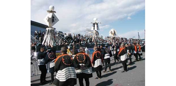 フィニッシュスタンド前では、和太鼓や吹奏楽などが感動のゴールを盛り上げる（東京大マラソン祭り2009）